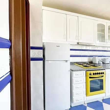 Yellow House Aveiro Smart Tv And Garage Exterior photo