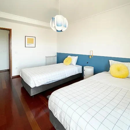 Yellow House Aveiro Smart Tv And Garage Exterior photo