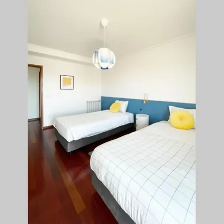 Yellow House Aveiro Smart Tv And Garage Exterior photo