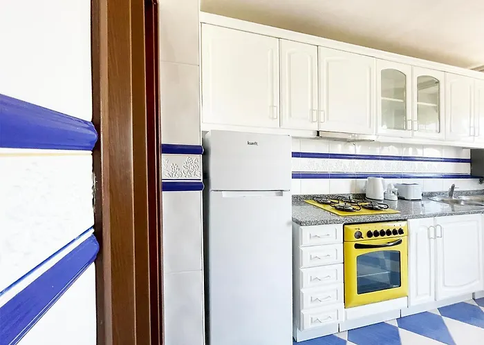Yellow House Aveiro Smart Tv And Garage