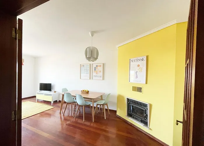 Yellow House Aveiro Smart Tv And Garage