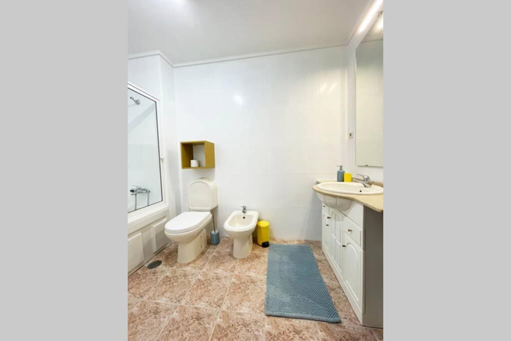Yellow House Smart Tv And Garage Apartment