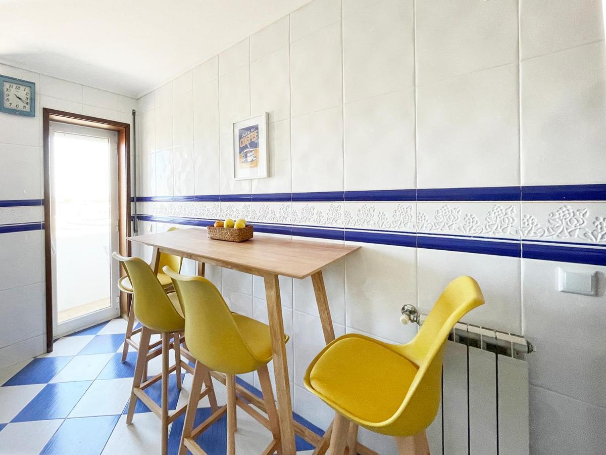 Apartment Yellow House Smart Tv And Garage *