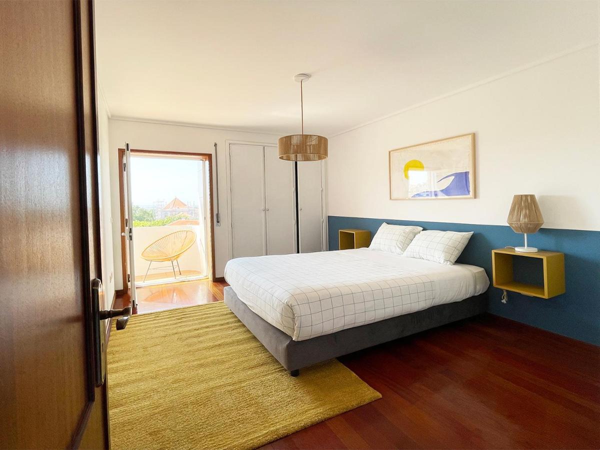 Yellow House Smart Tv And Garage *