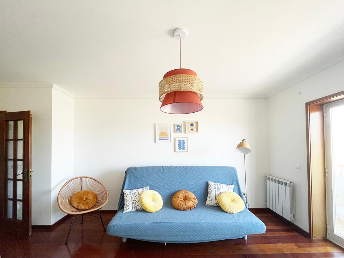 Apartment Yellow House Smart Tv And Garage *