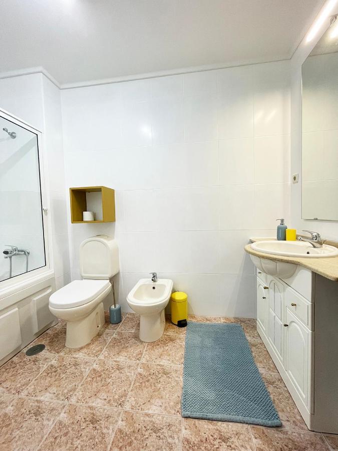 Yellow House Smart Tv And Garage *
